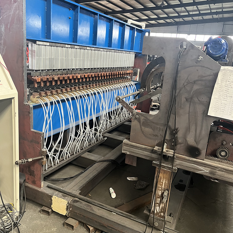 Debugging of mesh welding machine completed